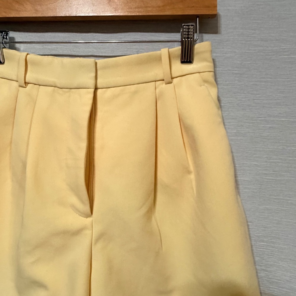 Abercrombie & Fitch Women 2 26 Pale Yellow Pleated High Rise Tailored‎ Shorts - Picture 3 of 5